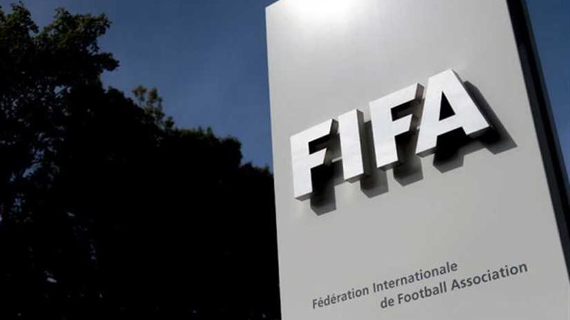 فيفا يمنع قاضياً