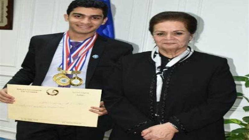 محافظ البحيرة تكرم