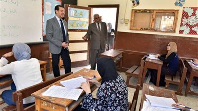 محافظ أسيوط يتفقد بعض لجان امتحانات 