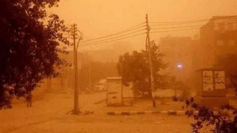 عاصفة ترابية تخيم