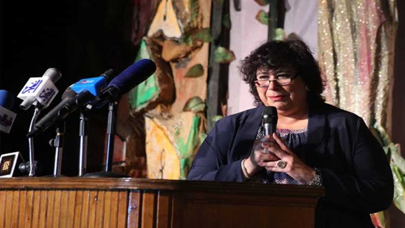 الشمس تنير بيت المسرح