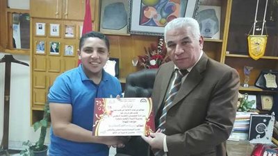 مدير تعليم البحيرة يكرّم الموهوبين بالبحث العلمي