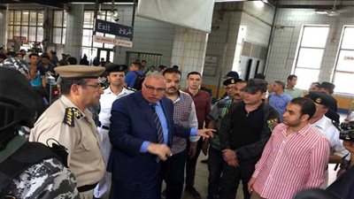 بالصور.. مدير أمن القليوبية يتفقد محطتي مترو شبرا والزراعة
