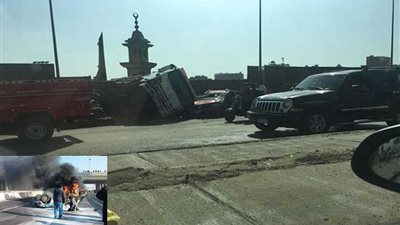 اشتعال سيارتين في حادث مروري أمام قرية عش البلبل