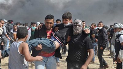 سقوط 174 مصابًا واستشهاد 14 في مسيرة العودة الكبرى على حدود غزة (فيديو)