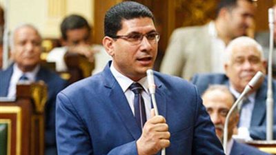 برلماني يطالب بألا يقل سن مستخدمي مواقع التواصل عن 18عاما