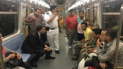 وزير النقل يطالب الركاب بعمل اشتراكات في جولة مفاجئة بالمترو