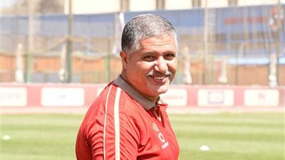 أخصائي التأهيل يقود تدريبات مستبعدي الأهلي