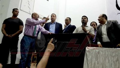 طرد نقيب الصيادلة من الجمعية العمومية.. والأعضاء : ارحل