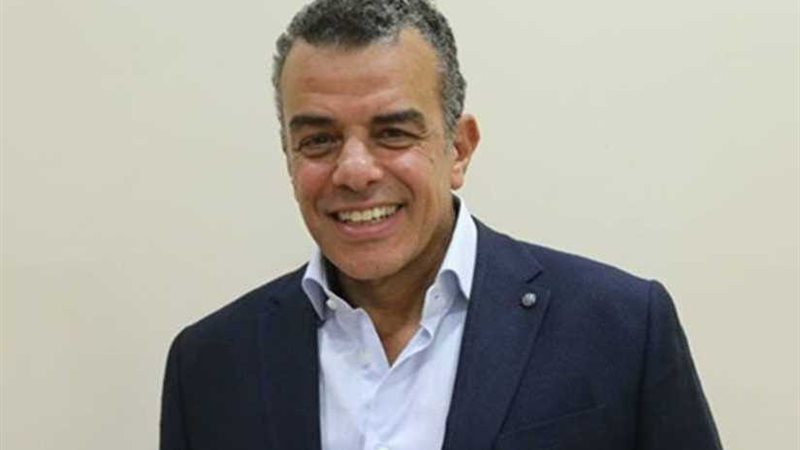 الأهلي بالقميص الأحمر