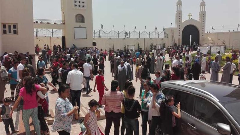 آلاف المواطنين يشاركون