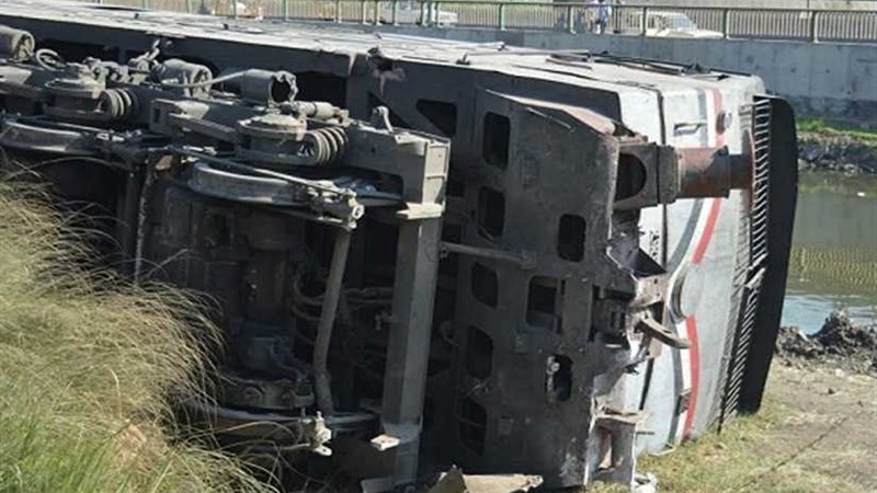 سقوط 6 عربات من قطار