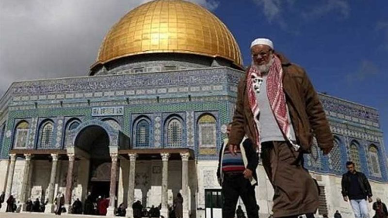 120 ألف مصل يؤدون