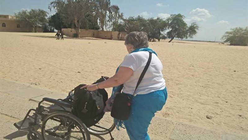 سائحة إنجليزية تزور