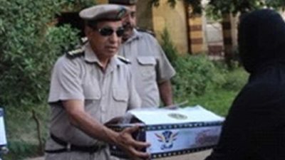 أمن أسوان يوزع سلعًا غذائية بمناسبة رمضان