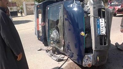 وفاة عميد وإصابة أمين شرطة في انقلاب سيارة بالمنيا