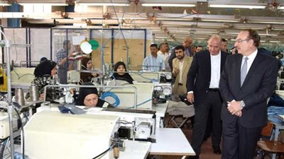 محافظ بني سويف يزور 3 مصانع مصدرة للملابس الجاهزة