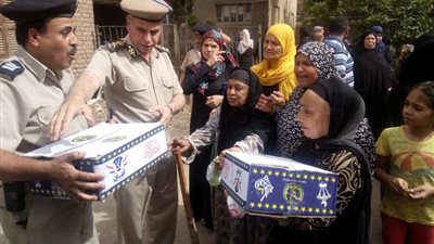 أمن القليوبية يسلم كراتين رمضان لمنازل محدودى الدخل