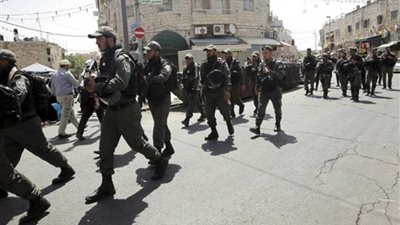 الاحتلال الإسرائيلي يغلق باب العامود في القدس بالحواجز الحديدية