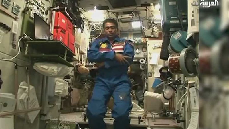 مسلم يصلي في الفضاء