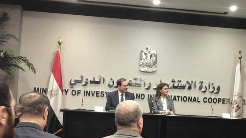 وزيرة الاستثمار توقع