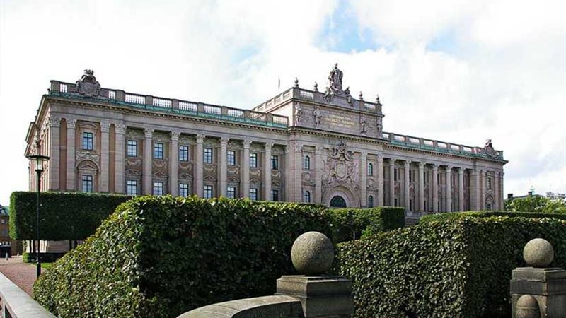 السويد تؤهل مواطنيها