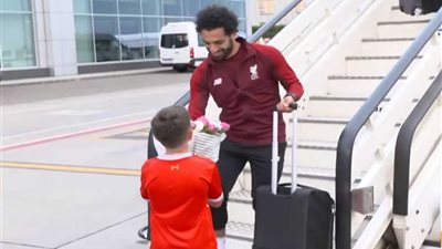 شاهد.. محمد صلاح يستقبل بالورود في كييف