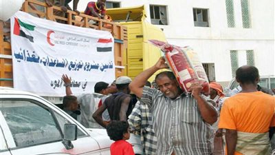 التحالف العربي يبدأ خطة تقديم المساعدات الإغاثية لمتضرري جزيرة (سقطرى) اليمنية