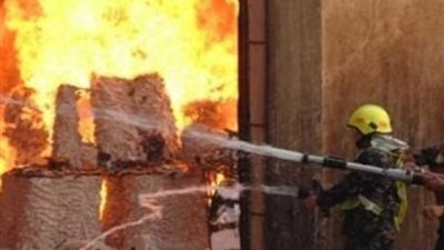 السيطرة على حريق سيارة محملة بـ140 كرتونة بداخلها كراسي متحركة