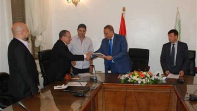 توقيع عقد إنشاء مخازن للتمور المبردة بالواحات البحرية