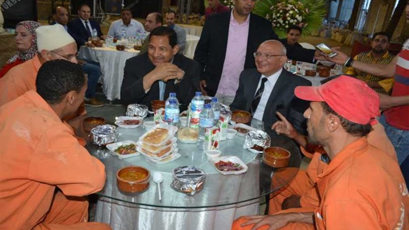 صقر يفطر مع عمال