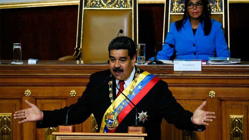 نيكولاس مادورو يؤدي