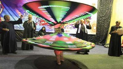 بالصور ..عروض تحطيب وفرعوني ومديح بشارع المعز