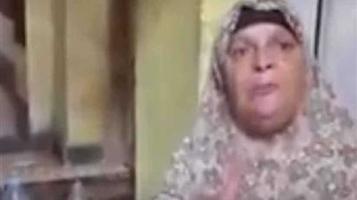 أم مصرية مسنة تطلق دعواتها على 