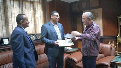 محافظ المنيا يكرم 