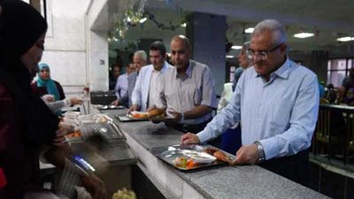رئيس جامعة المنيا يشارك طلاب المدن الجامعية إفطار رمضان