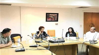 مثقفين يناقشون 