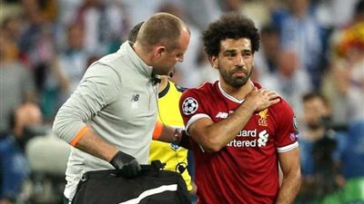 أبو ريدة وطبيب المنتخب يطيران غدًا إلى إسبانيا للاطمئنان على محمد صلاح