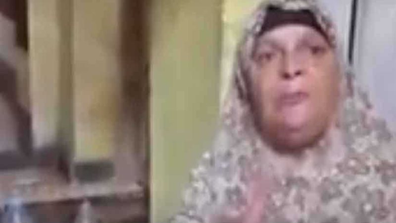 أم مصرية مسنة تطلق