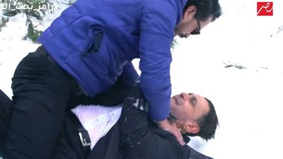 علقة ساخنة من أحمد عيد لرامز جلال في رامز تحت الصفر.. فيديو