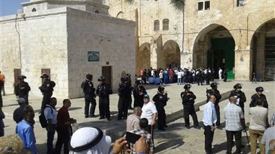 مستوطنون وطلبة يهود يقتحمون الأقصى بحراسة مشددة من شرطة الاحتلال