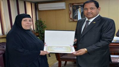 محافظ الغربية يكرم والدة الشهيد رضا عبد الفتاح الصاوى