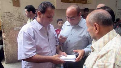 إعانات مالية ل 5 أسر شب حريق بمنزلهم بالمنصورة