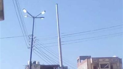 بالصور..إضاءة أعمدة الكهرباء نهارًا في مدينة أبو المطامير