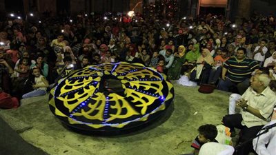 بالصور..عروض رقص شعبي وأراجوز بشارع المعز