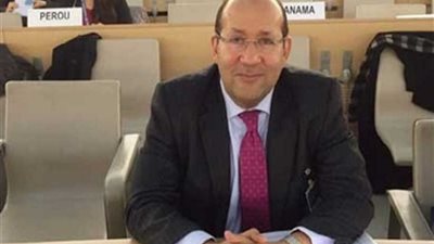 السفير المصري يصلي الجمعة مع بعثة المنتخب