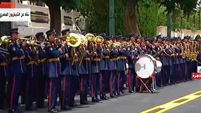 لحظة عزف السلام الوطني بحضور السيسي قبل أداء اليمين الدستورية.. (فيديو)