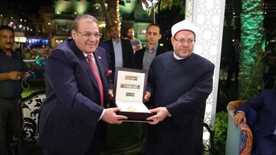 بالصور.. تكريم المفتي بصالون المحور