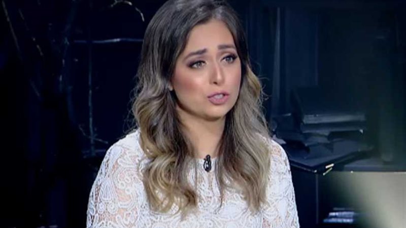 هبة مجدي تبكي على