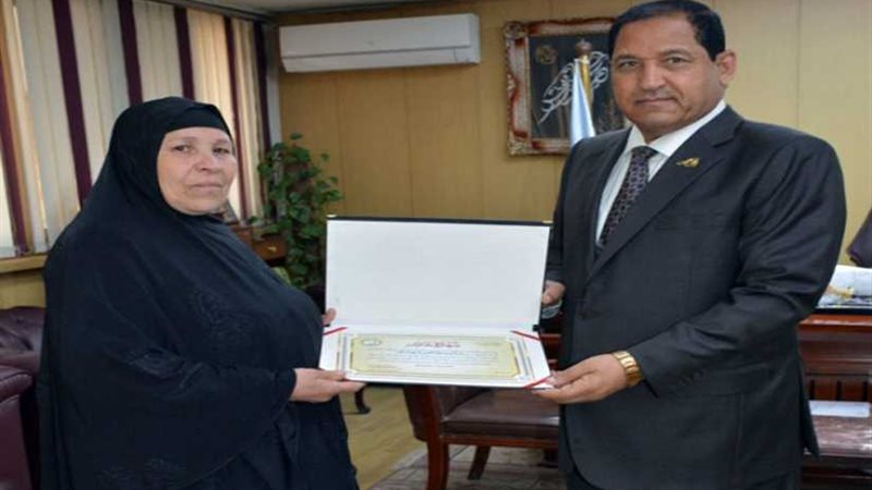 محافظ الغربية يكرم